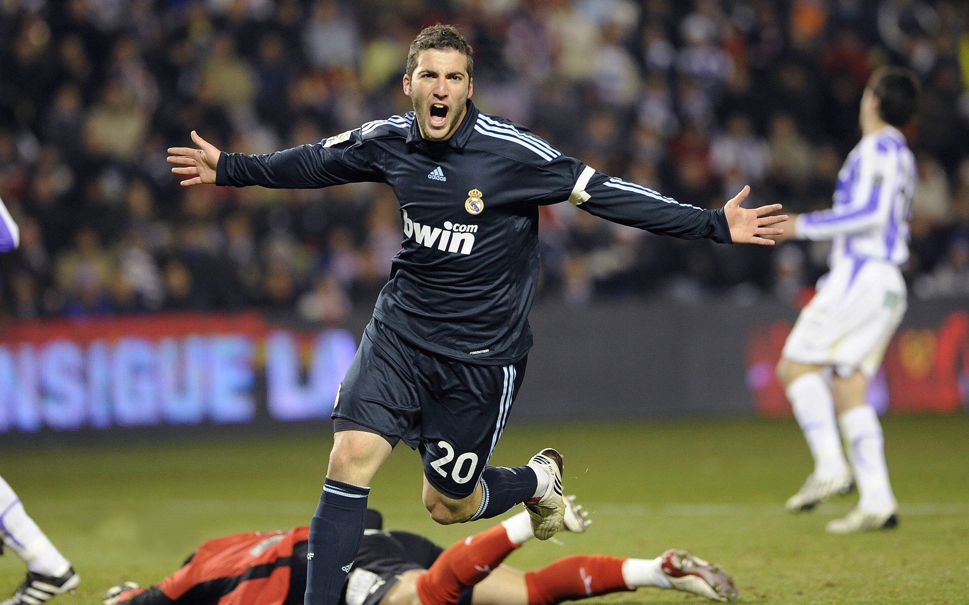 亚当斯的尴尬时刻:向沃尔特马德喷垃圾话,却意外被他的友善击中