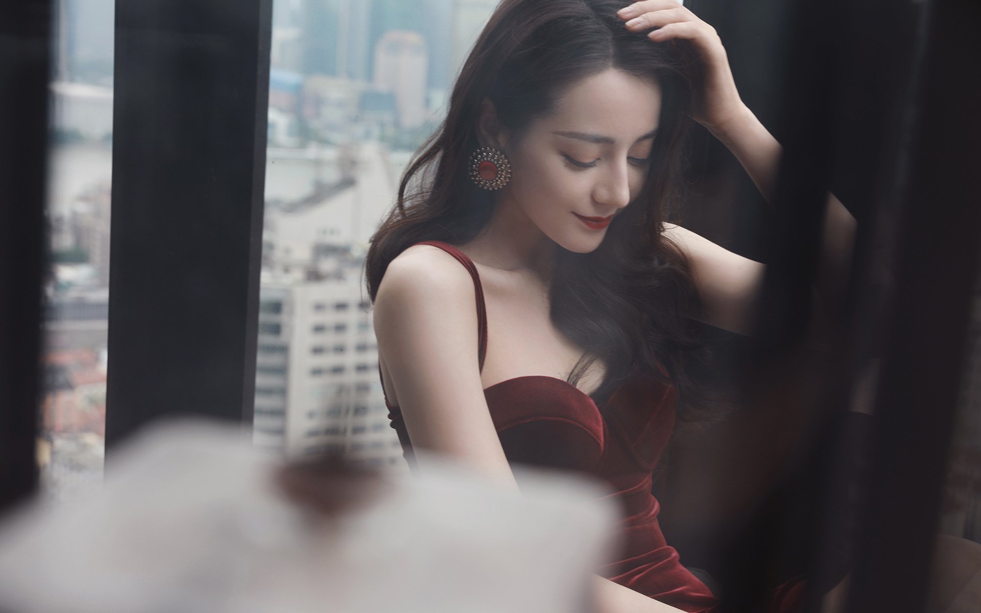 年轻球员在强强对话中顶住压力展现出超强心理素质，年轻人球队比赛